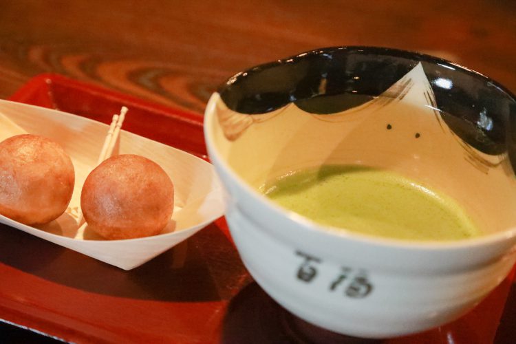 近江八幡にあるたねやさんのつぶら餅とお抹茶のセット