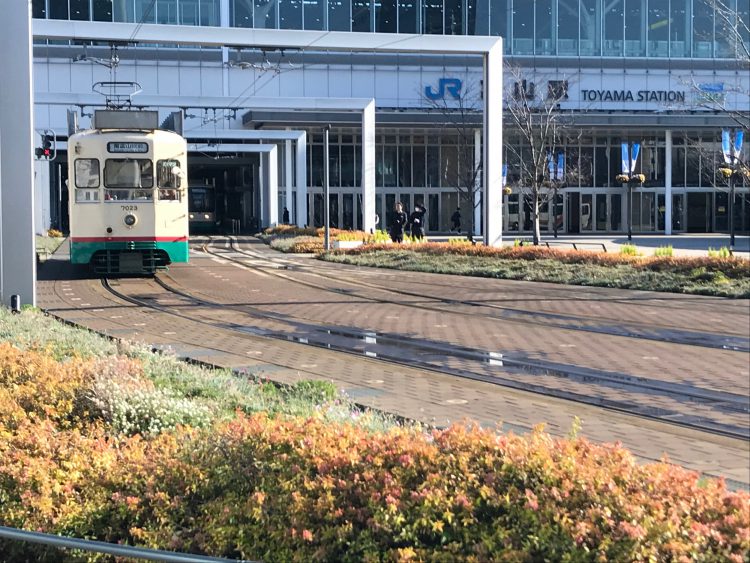 富山駅の路面電車のセントラム
