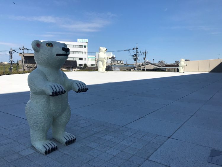 富山県美術館の屋外展示のクマ