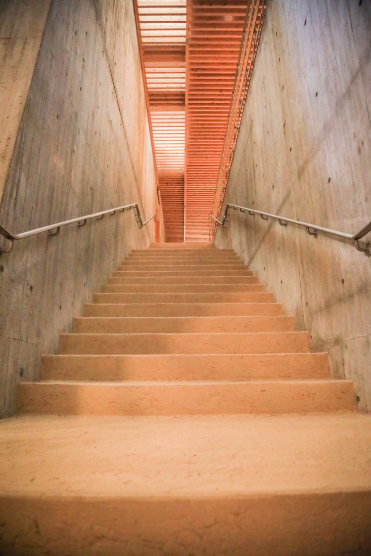 浜松市秋野不矩美術館の階段