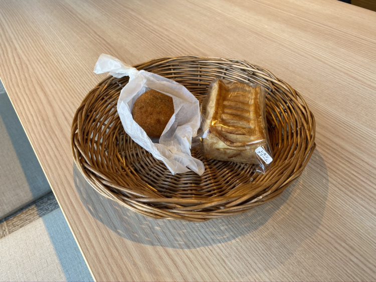 岐阜県各務原市恵の湯の中にあるパン屋のカレーパンとパイ