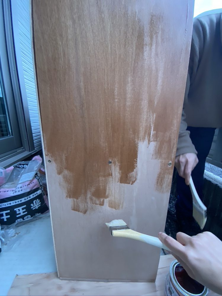 ホームセンターカーマ穂積店でカットした木材で作った棚にウレタン塗装を塗っている様子