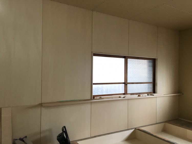 岐阜垂井町の平屋戸建てリノベの寝室のシナ合板