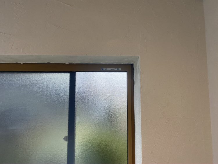 大垣市にあるリノベーション住宅でDIYで壁に漆喰をぬった後の窓枠