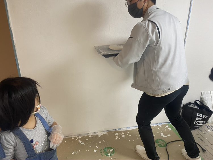 大垣市にあるリノベーション住宅でDIYで壁に漆喰を塗るレクチャーをしてもらう様子