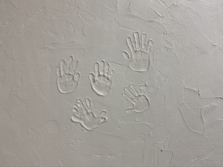 大垣市にあるリノベーション住宅でDIYで壁に漆喰をぬった後に手形をつけた2