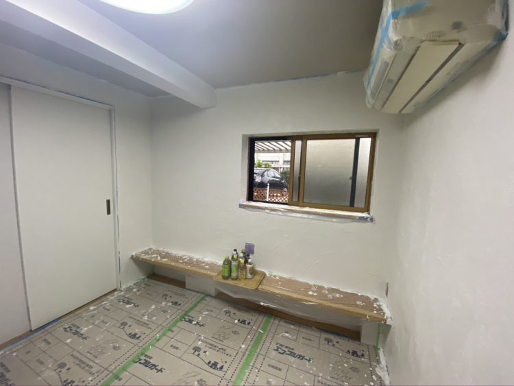 大垣市にあるリノベーション住宅でDIYで壁に漆喰をぬった後の様子