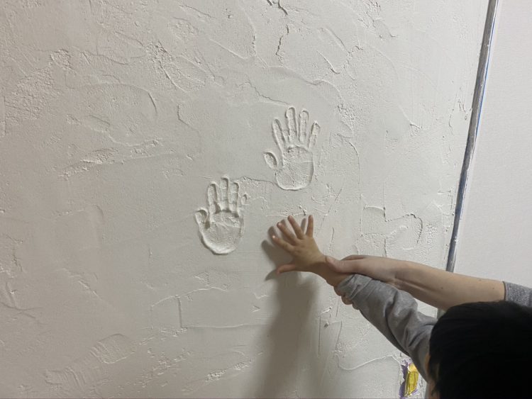 大垣市にあるリノベーション住宅でDIYで壁に漆喰をぬった後に手形をつけた
