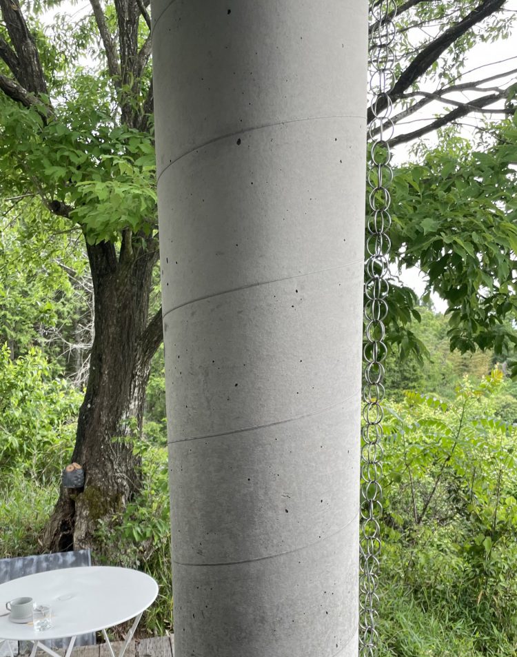 岐阜県美濃加茂市蜂屋町の絶景カフェ・休暇小屋のコンクリート柱