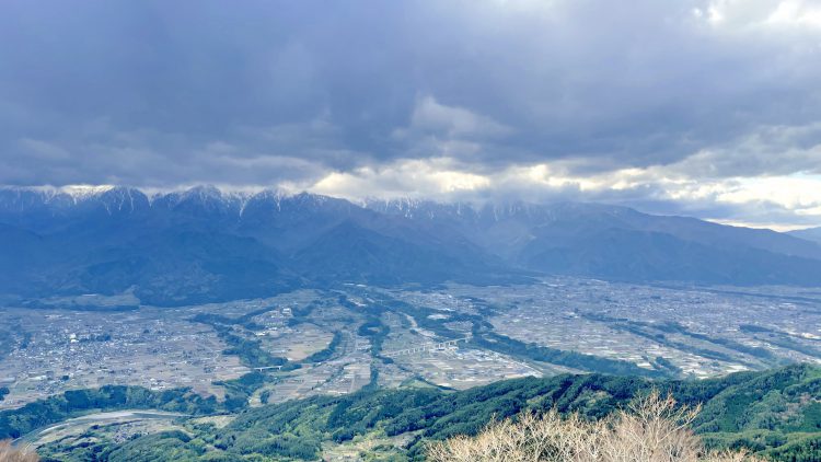 長野県上伊那郡にある陣馬形山の南アルプス展望台から見える駒ヶ根と南アルプス
