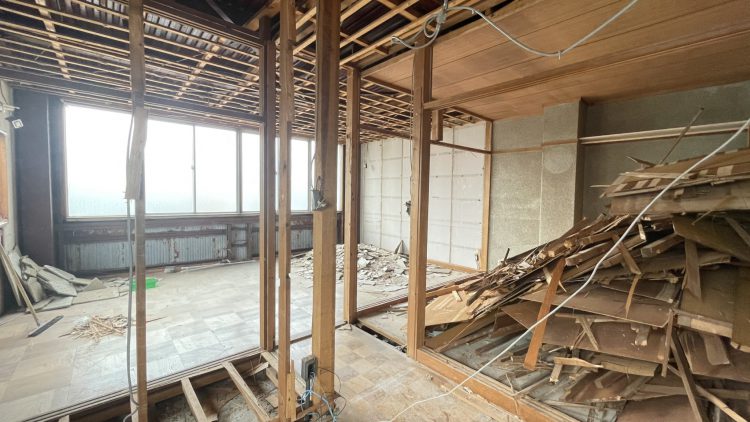 岐阜市のリノベーション現場の鉄骨造3階建て解体中写真