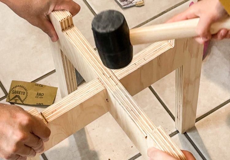 岐阜市リノベーション会社で制作したプラモ家具サブロクのスツールの脚の組み立て作業