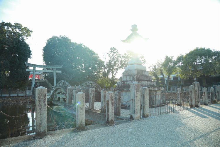 愛知県岡崎市に徳川家ゆかりの神社の伊賀八幡宮の重要文化財の石橋と鳥居
