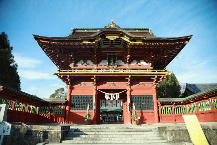 愛知県岡崎市に徳川家ゆかりの神社の伊賀八幡宮の重要文化財の随神門